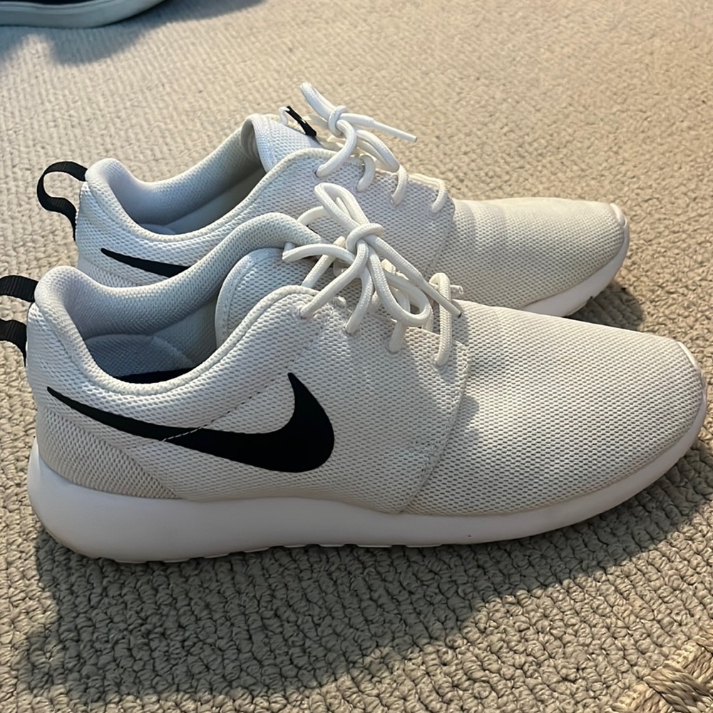 White Nike Roshe